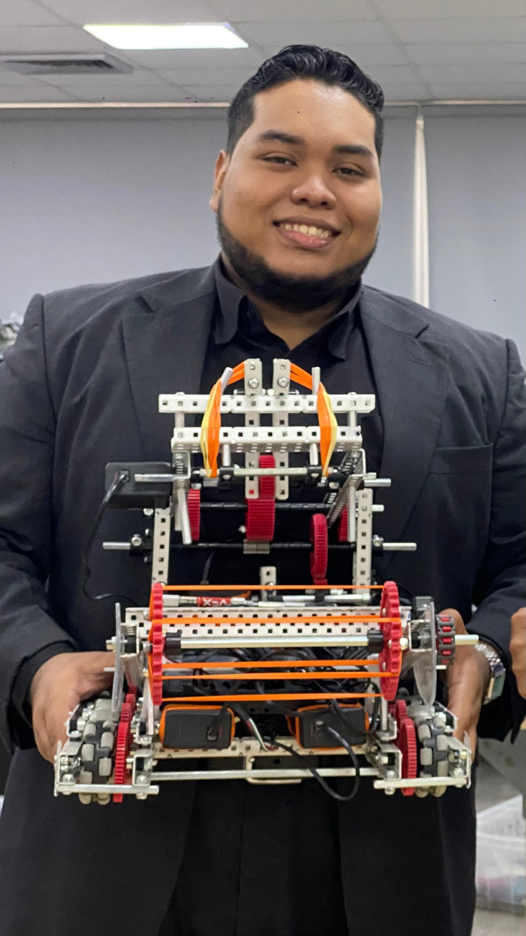 Carlos en evento de Robótica VEX